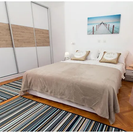 Large Between Split And Trogir Apartman Kastela