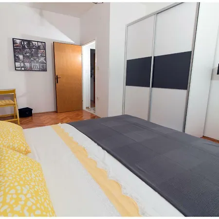 Large Between Split And Trogir Appartement